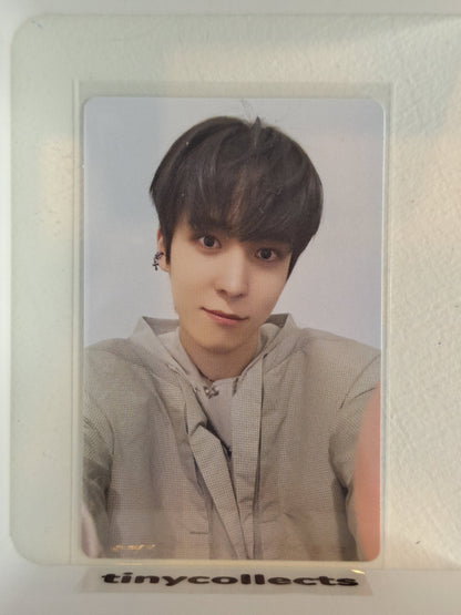 Yunho Hello82 incl. Hug ver. Golden Hour Part 1 ATEEZ
