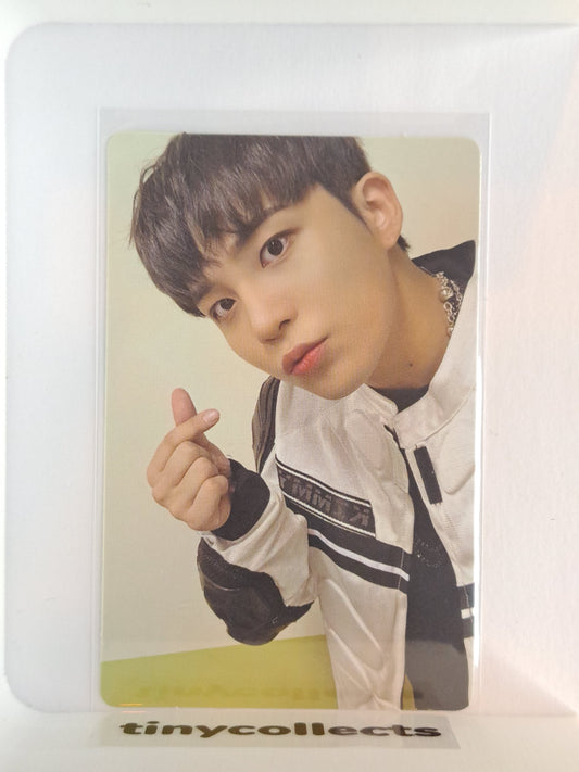 Jongho Album incl. D ver. 2 The World Ep.1: Movement